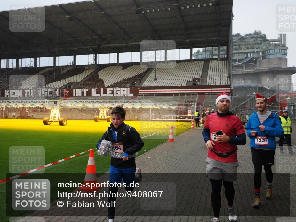 07.12.2025 - St. Pauli X-Mass-Run No. 15 Fabian Wolf http://msf.ph/oto/9408067 07.12.2025 11:06:31 Ziel 474, 486, 565, 1285, 1286, 1403, 1440, 1442, 1556, 1564 meine-sportfotos.de