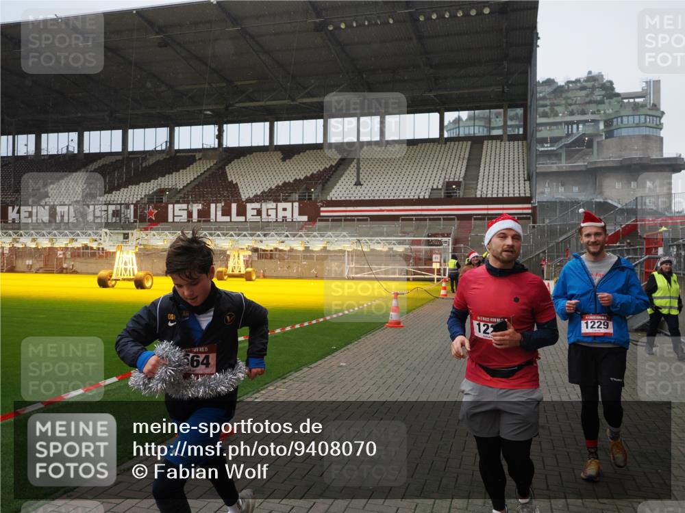 07.12.2025 - St. Pauli X-Mass-Run No. 15 Fabian Wolf http://msf.ph/oto/9408070 07.12.2025 11:06:32 Ziel 474, 486, 565, 1285, 1286, 1440, 1442, 1556, 1564 meine-sportfotos.de