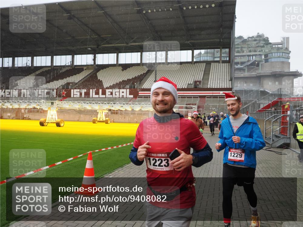 07.12.2025 - St. Pauli X-Mass-Run No. 15 Fabian Wolf http://msf.ph/oto/9408082 07.12.2025 11:06:32 Ziel 474, 486, 565, 1285, 1286, 1440, 1442, 1556, 1564 meine-sportfotos.de