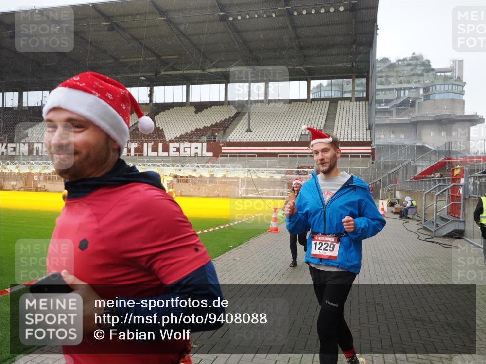 07.12.2025 - St. Pauli X-Mass-Run No. 15 Fabian Wolf http://msf.ph/oto/9408088 07.12.2025 11:06:33 Ziel 359, 382, 474, 486, 565, 1285, 1286, 1440, 1442, 1556, 1564 meine-sportfotos.de