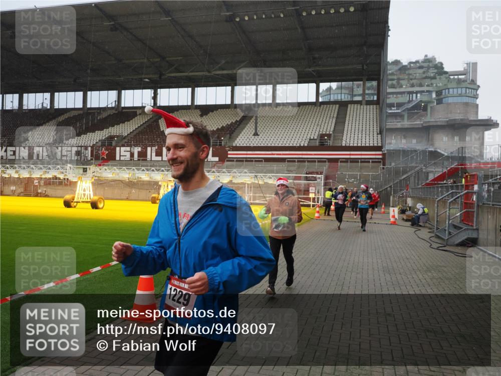 07.12.2025 - St. Pauli X-Mass-Run No. 15 Fabian Wolf http://msf.ph/oto/9408097 07.12.2025 11:06:33 Ziel 359, 382, 474, 486, 565, 1285, 1286, 1440, 1442, 1556, 1564 meine-sportfotos.de