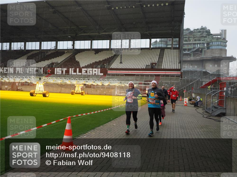 07.12.2025 - St. Pauli X-Mass-Run No. 15 Fabian Wolf http://msf.ph/oto/9408118 07.12.2025 11:06:37 Ziel 359, 382, 565, 1285, 1286, 1440, 1442, 1556, 1564, 4582, 4588 meine-sportfotos.de
