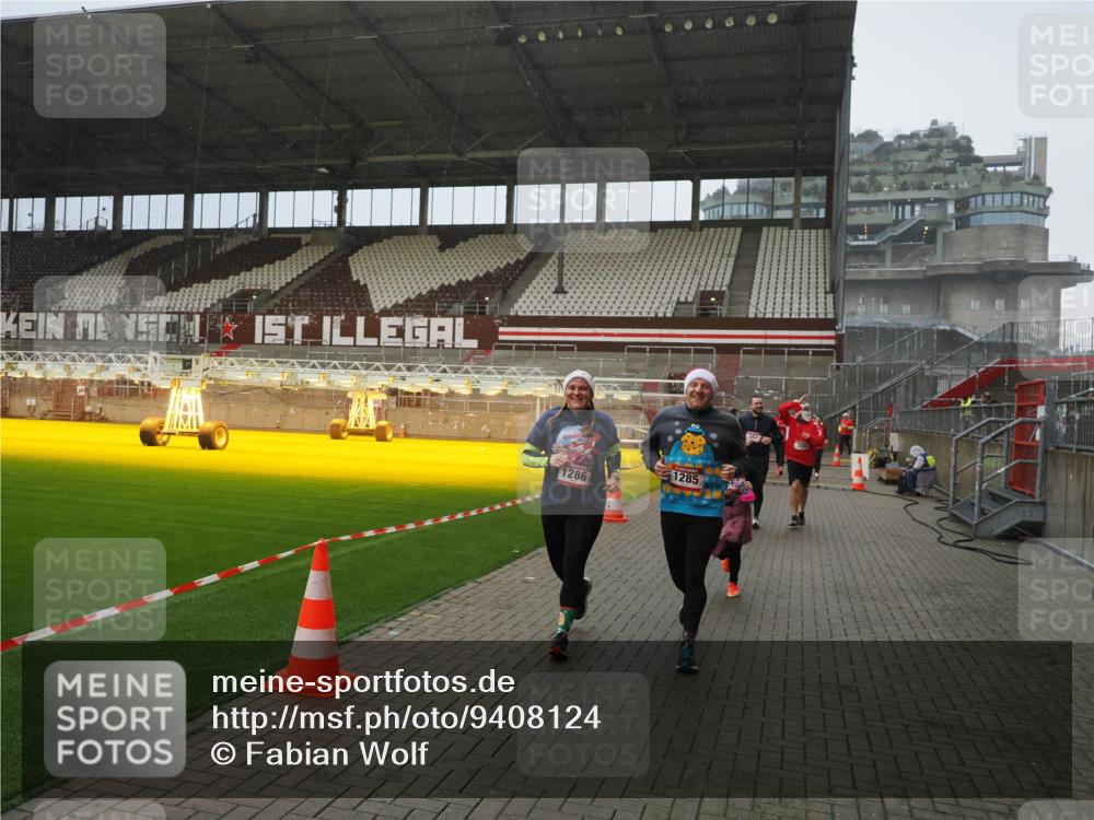 07.12.2025 - St. Pauli X-Mass-Run No. 15 Fabian Wolf http://msf.ph/oto/9408124 07.12.2025 11:06:38 Ziel 359, 382, 565, 1285, 1286, 1440, 1442, 1556, 1564, 4582, 4588 meine-sportfotos.de