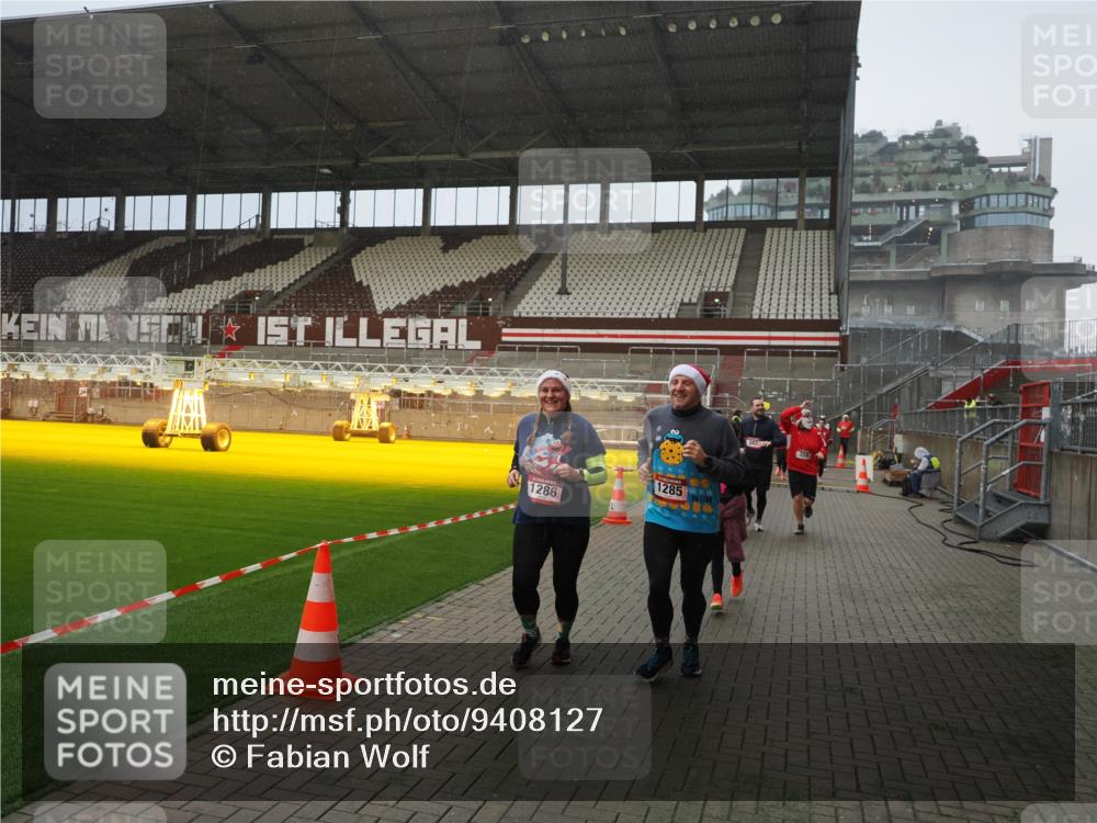 07.12.2025 - St. Pauli X-Mass-Run No. 15 Fabian Wolf http://msf.ph/oto/9408127 07.12.2025 11:06:38 Ziel 359, 382, 565, 1285, 1286, 1440, 1442, 1556, 1564, 4582, 4588 meine-sportfotos.de