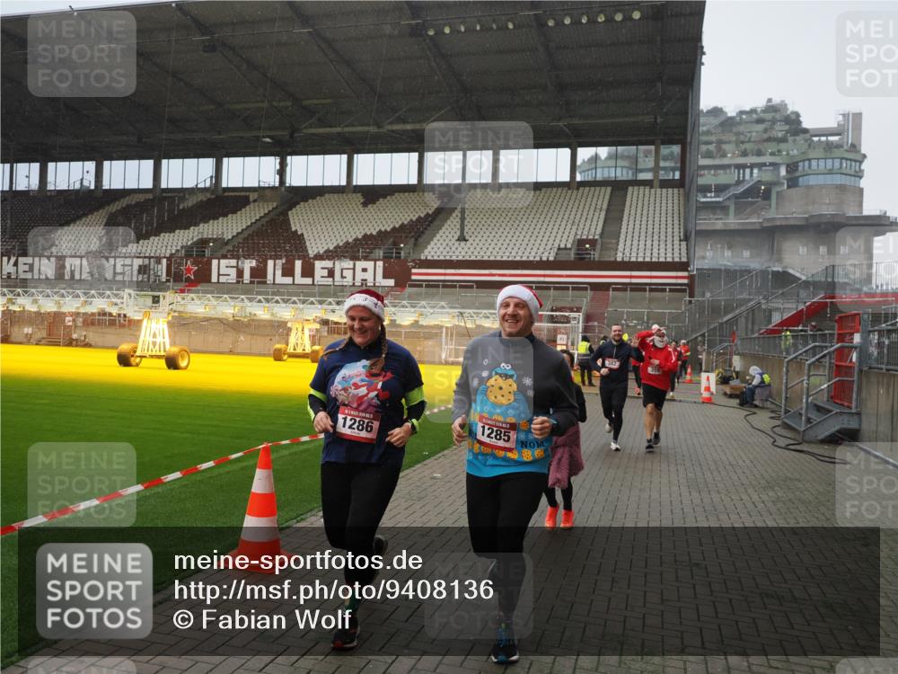 07.12.2025 - St. Pauli X-Mass-Run No. 15 Fabian Wolf http://msf.ph/oto/9408136 07.12.2025 11:06:39 Ziel 359, 382, 565, 1285, 1286, 1440, 1556, 1564, 1708, 4582, 4588 meine-sportfotos.de