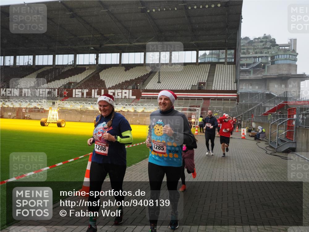 07.12.2025 - St. Pauli X-Mass-Run No. 15 Fabian Wolf http://msf.ph/oto/9408139 07.12.2025 11:06:39 Ziel 359, 382, 565, 1285, 1286, 1440, 1556, 1564, 1708, 4582, 4588 meine-sportfotos.de