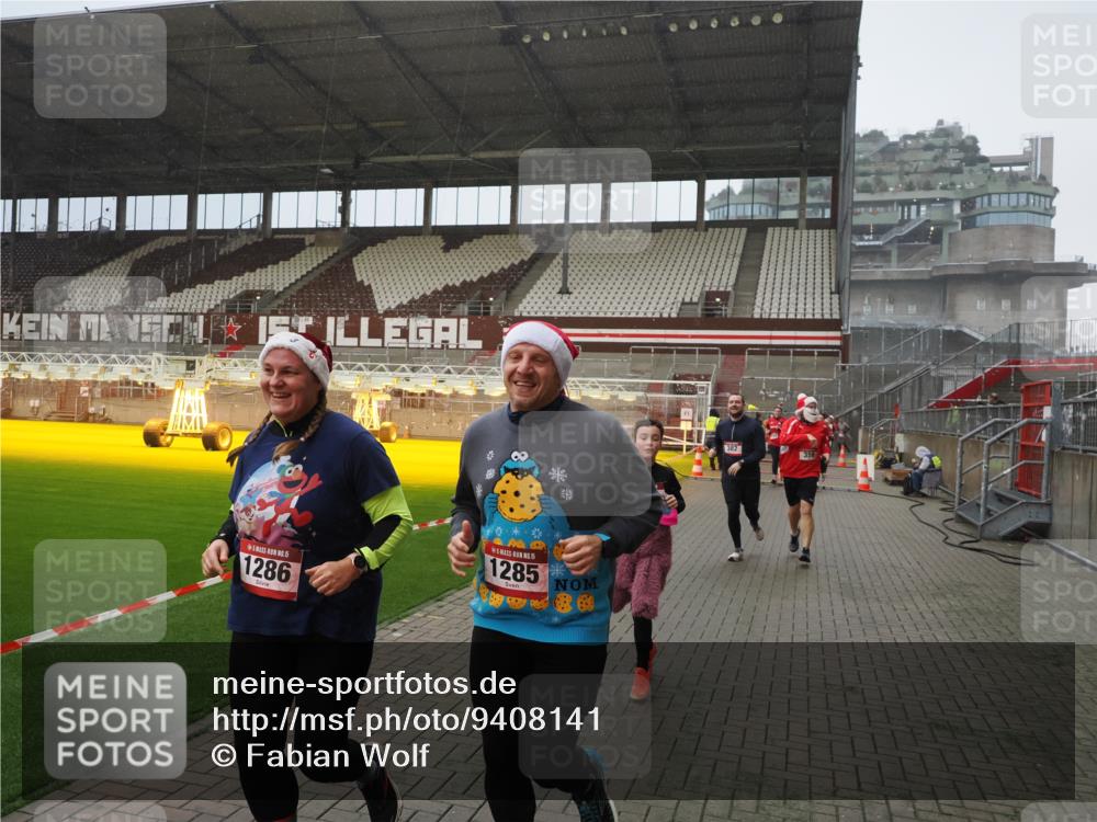 07.12.2025 - St. Pauli X-Mass-Run No. 15 Fabian Wolf http://msf.ph/oto/9408141 07.12.2025 11:06:39 Ziel 359, 382, 565, 1285, 1286, 1440, 1556, 1564, 1708, 4582, 4588 meine-sportfotos.de