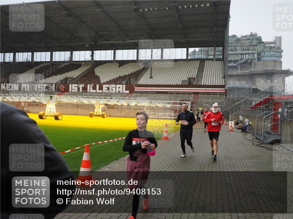07.12.2025 - St. Pauli X-Mass-Run No. 15 Fabian Wolf http://msf.ph/oto/9408153 07.12.2025 11:06:40 Ziel 359, 382, 565, 1285, 1286, 1556, 1564, 1708, 4582, 4588 meine-sportfotos.de