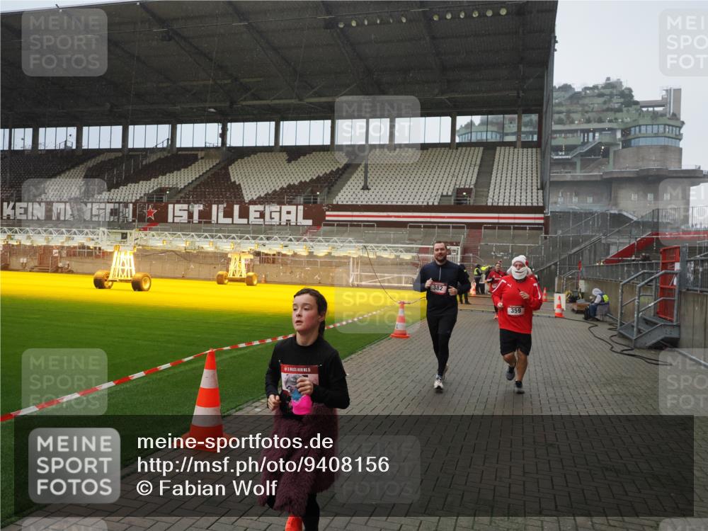 07.12.2025 - St. Pauli X-Mass-Run No. 15 Fabian Wolf http://msf.ph/oto/9408156 07.12.2025 11:06:40 Ziel 359, 382, 565, 1285, 1286, 1556, 1564, 1708, 4582, 4588 meine-sportfotos.de
