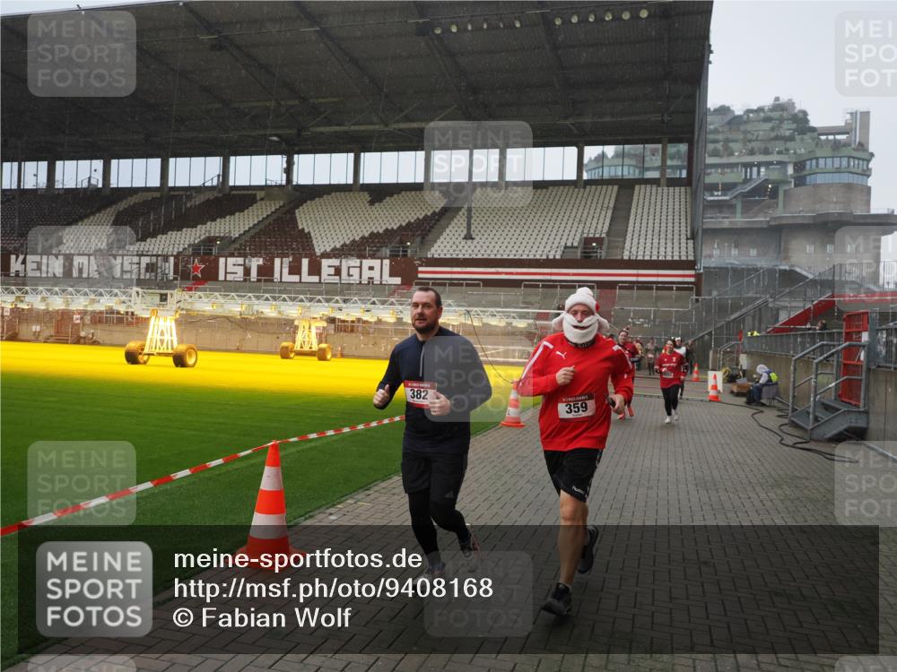 07.12.2025 - St. Pauli X-Mass-Run No. 15 Fabian Wolf http://msf.ph/oto/9408168 07.12.2025 11:06:41 Ziel 359, 382, 565, 1285, 1286, 1556, 1564, 1708, 4582, 4588 meine-sportfotos.de