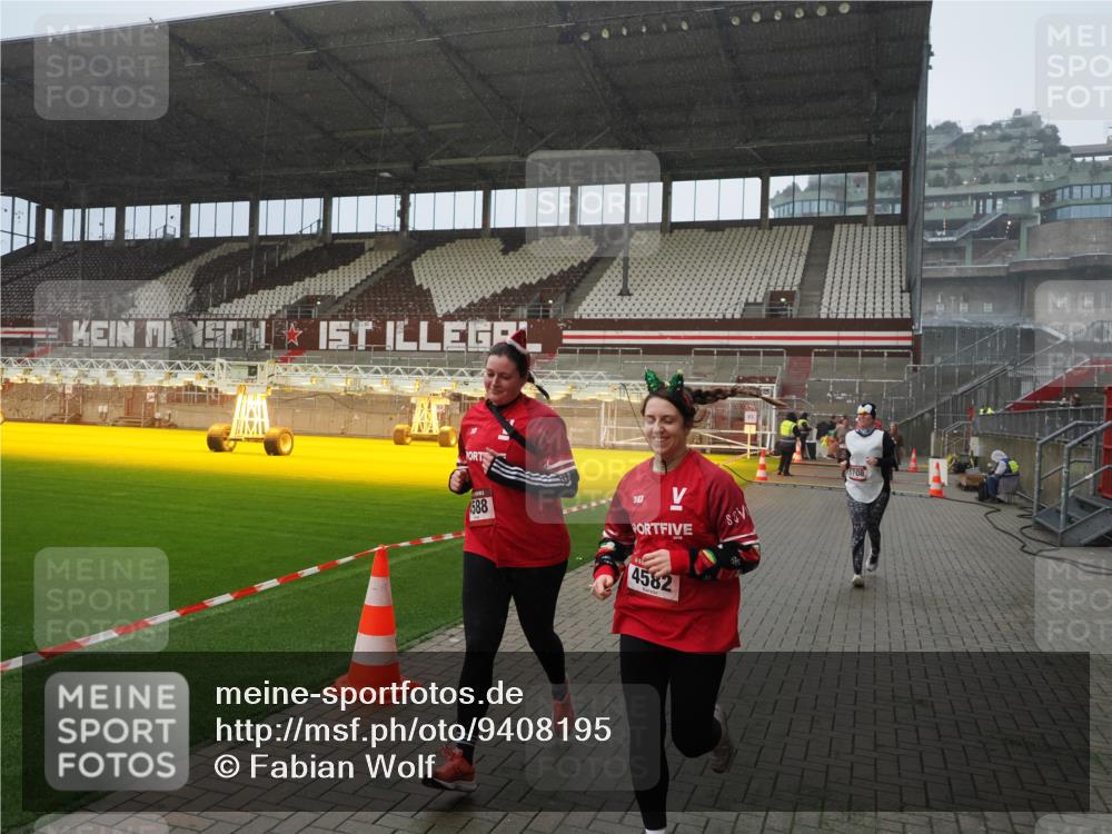 07.12.2025 - St. Pauli X-Mass-Run No. 15 Fabian Wolf http://msf.ph/oto/9408195 07.12.2025 11:06:46 Ziel 359, 382, 565, 595, 1285, 1286, 1462, 1469, 1556, 1564, 1708, 4582, 4588 meine-sportfotos.de