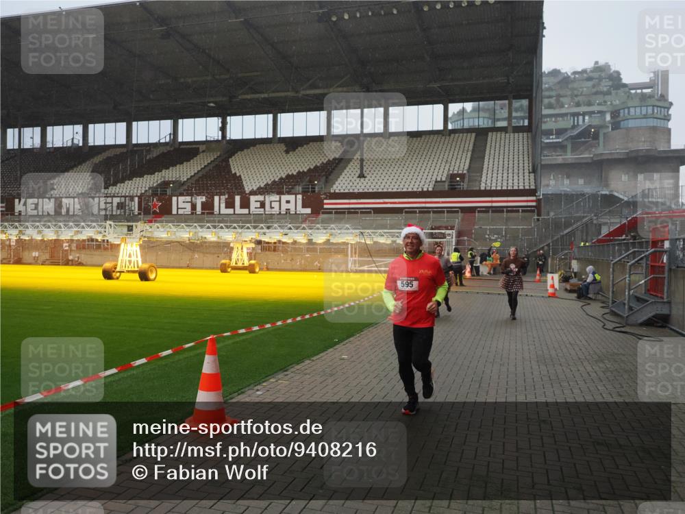 07.12.2025 - St. Pauli X-Mass-Run No. 15 Fabian Wolf http://msf.ph/oto/9408216 07.12.2025 11:06:51 Ziel 359, 382, 565, 595, 1462, 1469, 1708, 4582, 4588 meine-sportfotos.de
