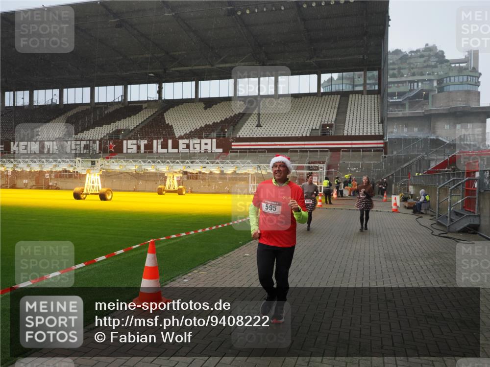 07.12.2025 - St. Pauli X-Mass-Run No. 15 Fabian Wolf http://msf.ph/oto/9408222 07.12.2025 11:06:51 Ziel 359, 382, 565, 595, 1462, 1469, 1708, 4582, 4588 meine-sportfotos.de