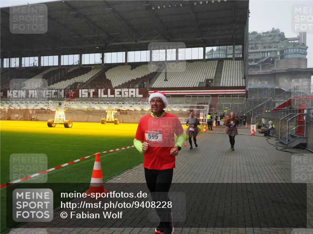 07.12.2025 - St. Pauli X-Mass-Run No. 15 Fabian Wolf http://msf.ph/oto/9408228 07.12.2025 11:06:51 Ziel 359, 382, 565, 595, 1462, 1469, 1708, 4582, 4588 meine-sportfotos.de