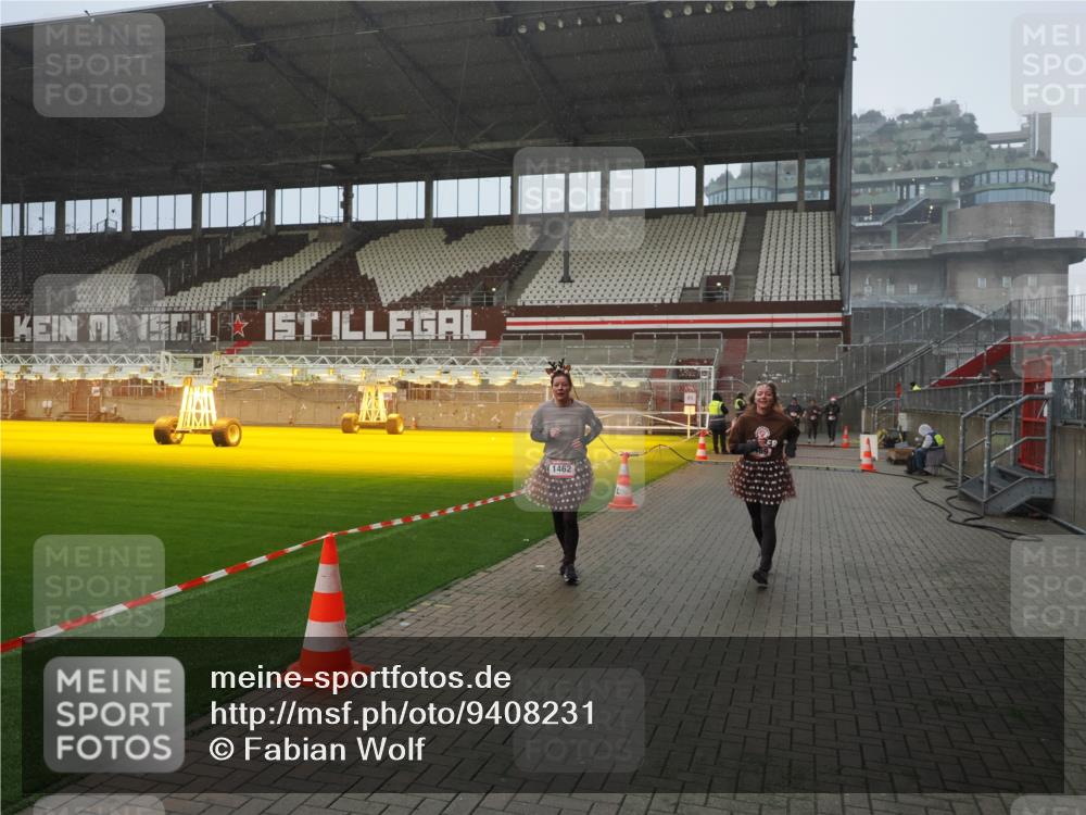 07.12.2025 - St. Pauli X-Mass-Run No. 15 Fabian Wolf http://msf.ph/oto/9408231 07.12.2025 11:06:53 Ziel 359, 382, 595, 1462, 1469, 1708, 4582, 4588 meine-sportfotos.de