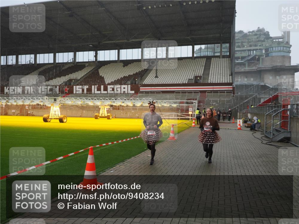 07.12.2025 - St. Pauli X-Mass-Run No. 15 Fabian Wolf http://msf.ph/oto/9408234 07.12.2025 11:06:53 Ziel 359, 382, 595, 1462, 1469, 1708, 4582, 4588 meine-sportfotos.de