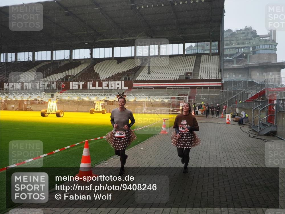 07.12.2025 - St. Pauli X-Mass-Run No. 15 Fabian Wolf http://msf.ph/oto/9408246 07.12.2025 11:06:54 Ziel 595, 1462, 1469, 1708, 4582, 4588 meine-sportfotos.de