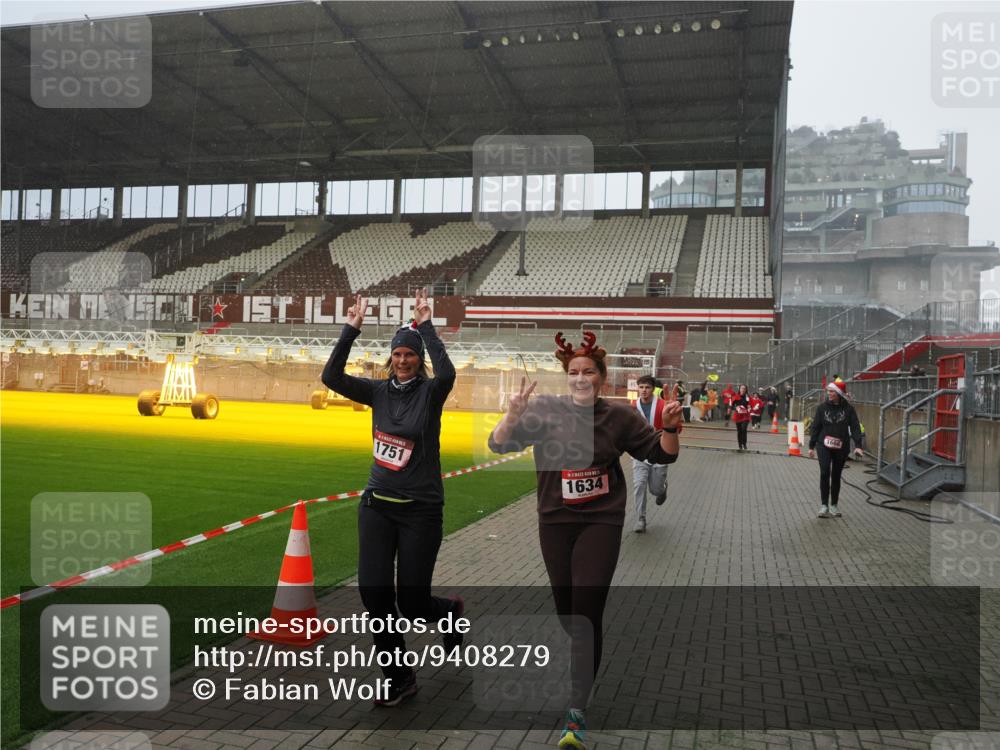 07.12.2025 - St. Pauli X-Mass-Run No. 15 Fabian Wolf http://msf.ph/oto/9408279 07.12.2025 11:07:03 Ziel 595, 1462, 1469, 1634, 1666, 1751, 1861, 1862 meine-sportfotos.de