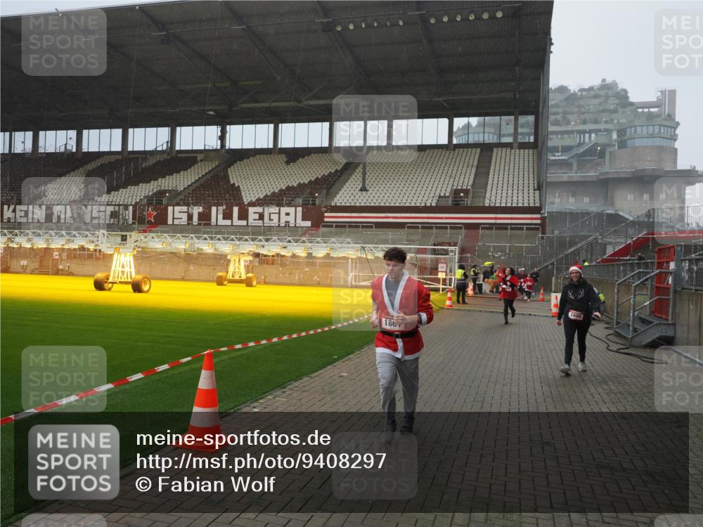 07.12.2025 - St. Pauli X-Mass-Run No. 15 Fabian Wolf http://msf.ph/oto/9408297 07.12.2025 11:07:04 Ziel 1462, 1469, 1634, 1666, 1751, 1861, 1862 meine-sportfotos.de