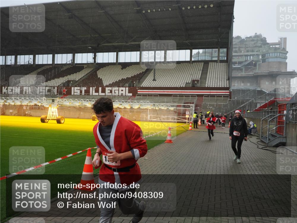07.12.2025 - St. Pauli X-Mass-Run No. 15 Fabian Wolf http://msf.ph/oto/9408309 07.12.2025 11:07:05 Ziel 1462, 1469, 1634, 1666, 1751, 1861, 1862 meine-sportfotos.de