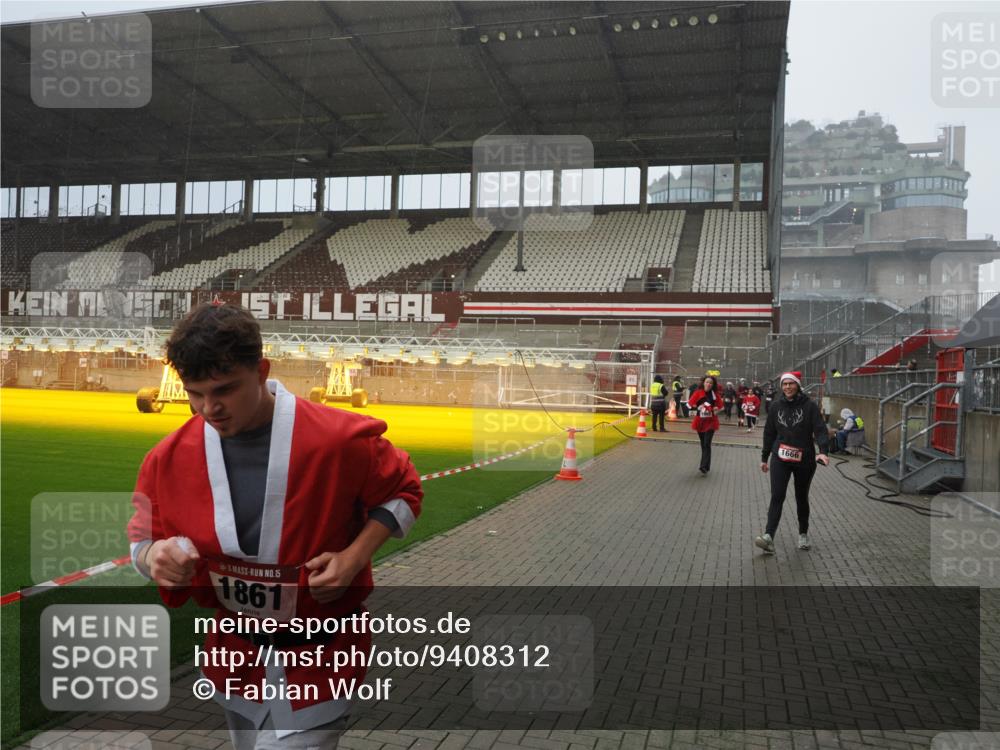 07.12.2025 - St. Pauli X-Mass-Run No. 15 Fabian Wolf http://msf.ph/oto/9408312 07.12.2025 11:07:05 Ziel 1462, 1469, 1634, 1666, 1751, 1861, 1862 meine-sportfotos.de
