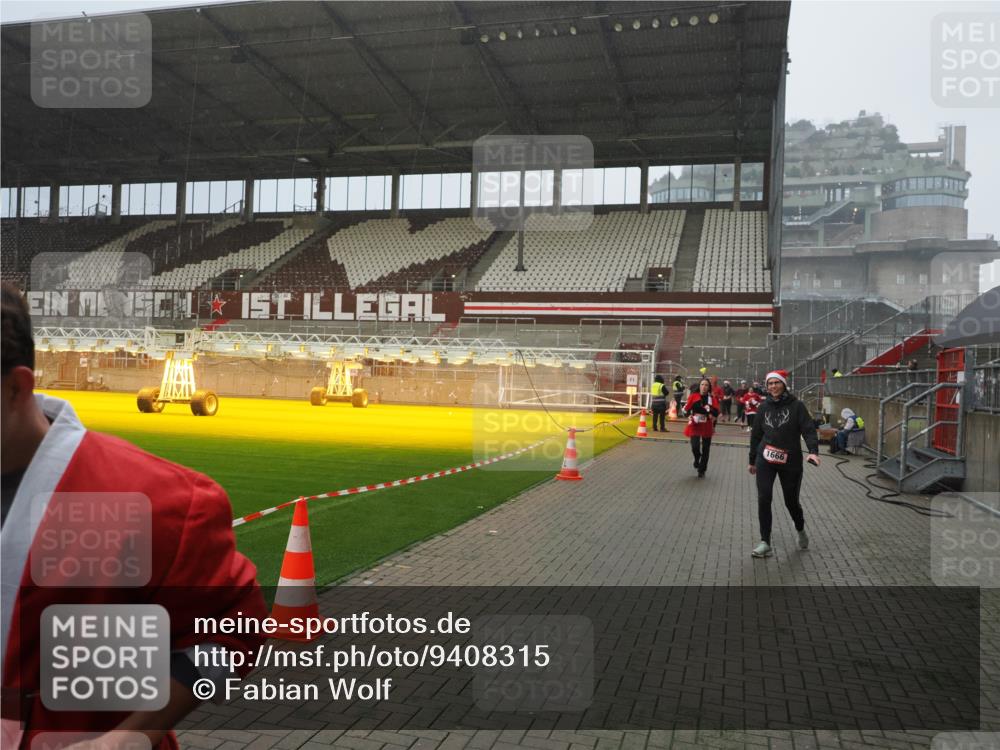 07.12.2025 - St. Pauli X-Mass-Run No. 15 Fabian Wolf http://msf.ph/oto/9408315 07.12.2025 11:07:05 Ziel 1462, 1469, 1634, 1666, 1751, 1861, 1862 meine-sportfotos.de
