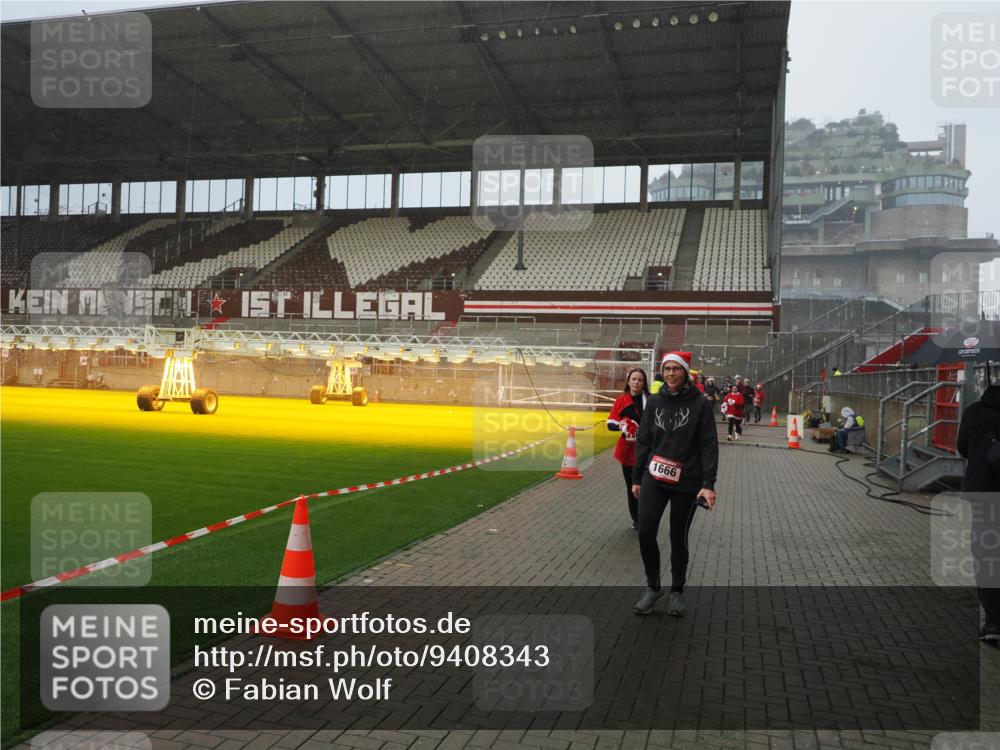 07.12.2025 - St. Pauli X-Mass-Run No. 15 Fabian Wolf http://msf.ph/oto/9408343 07.12.2025 11:07:07 Ziel 281, 596, 688, 1634, 1666, 1751, 1861, 1862 meine-sportfotos.de