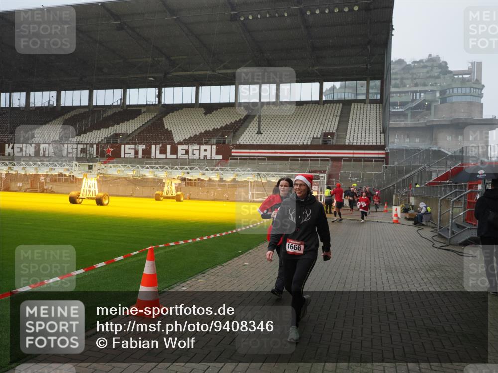 07.12.2025 - St. Pauli X-Mass-Run No. 15 Fabian Wolf http://msf.ph/oto/9408346 07.12.2025 11:07:08 Ziel 281, 596, 688, 1585, 1587, 1634, 1666, 1751, 1861, 1862 meine-sportfotos.de