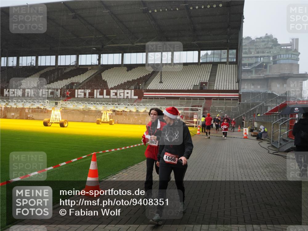 07.12.2025 - St. Pauli X-Mass-Run No. 15 Fabian Wolf http://msf.ph/oto/9408351 07.12.2025 11:07:09 Ziel 281, 596, 688, 1585, 1587, 1634, 1666, 1751, 1861, 1862 meine-sportfotos.de