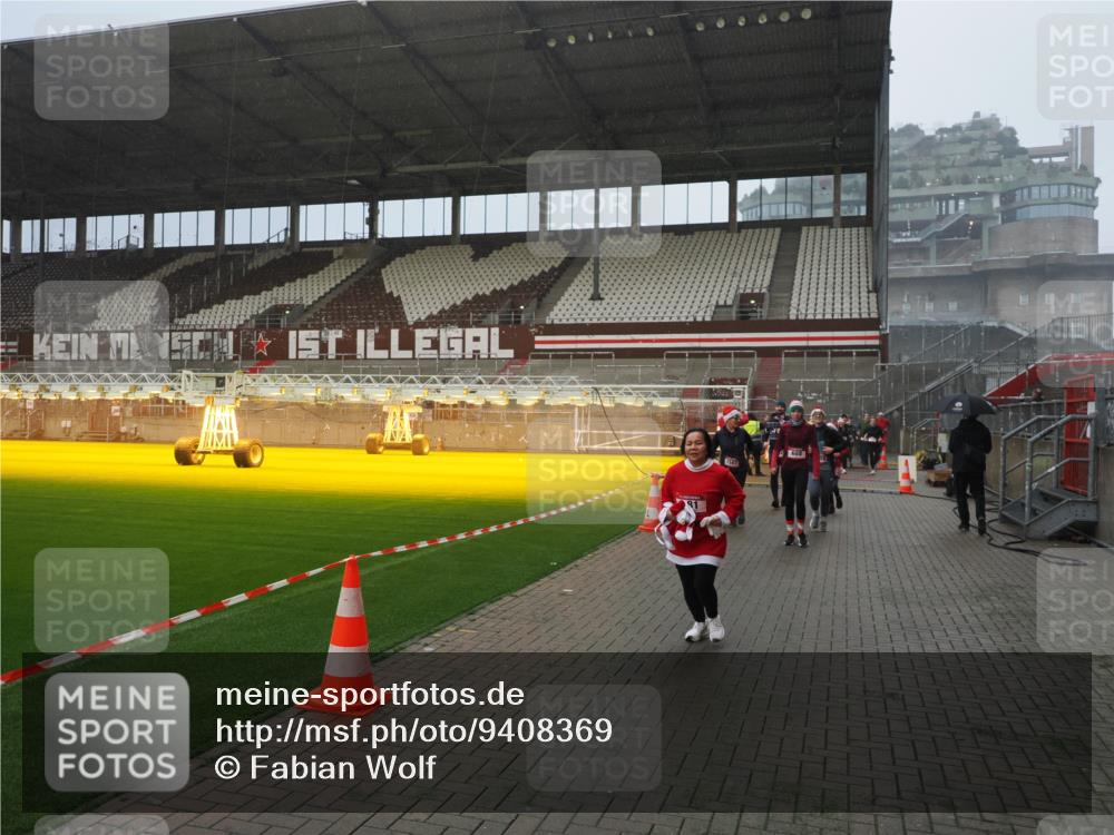 07.12.2025 - St. Pauli X-Mass-Run No. 15 Fabian Wolf http://msf.ph/oto/9408369 07.12.2025 11:07:14 Ziel 281, 342, 344, 591, 596, 603, 622, 688, 1585, 1587, 1634, 1666, 1751, 1861, 1862 meine-sportfotos.de