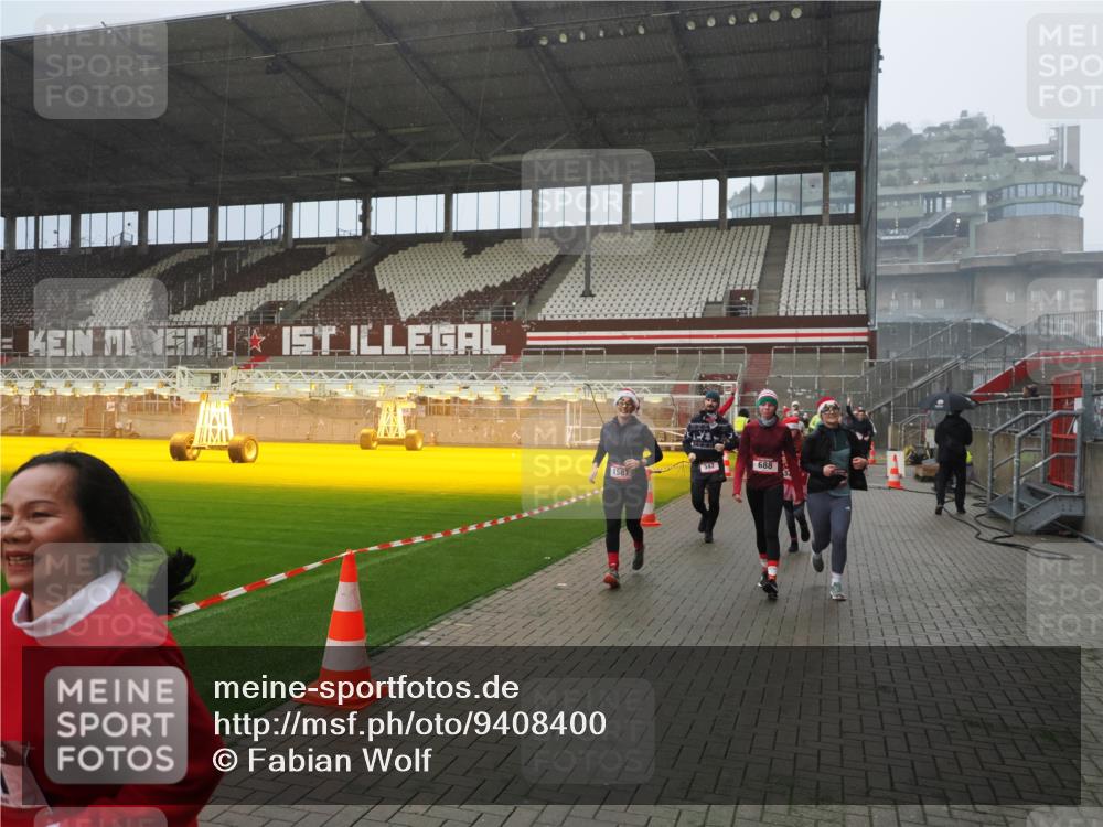 07.12.2025 - St. Pauli X-Mass-Run No. 15 Fabian Wolf http://msf.ph/oto/9408400 07.12.2025 11:07:16 Ziel 281, 342, 344, 476, 490, 591, 596, 603, 621, 622, 673, 688, 1202, 1206, 1585, 1587, 1861, 1862, 2403 meine-sportfotos.de