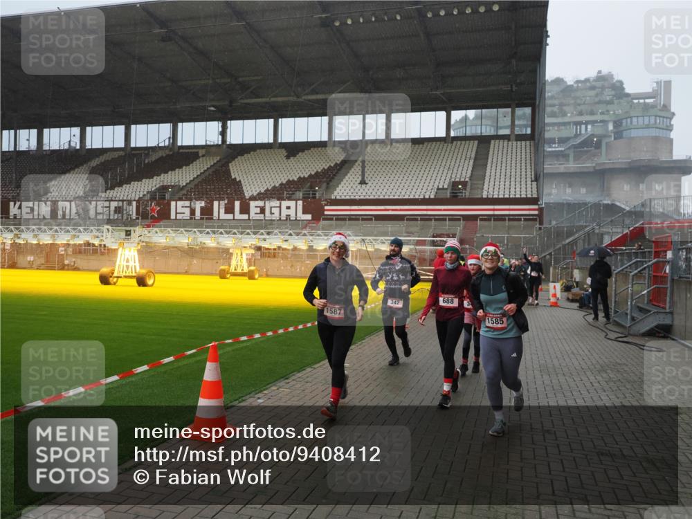 07.12.2025 - St. Pauli X-Mass-Run No. 15 Fabian Wolf http://msf.ph/oto/9408412 07.12.2025 11:07:17 Ziel 281, 342, 344, 476, 490, 591, 596, 603, 621, 622, 673, 688, 781, 1202, 1206, 1233, 1585, 1587, 1861, 1862, 2403 meine-sportfotos.de