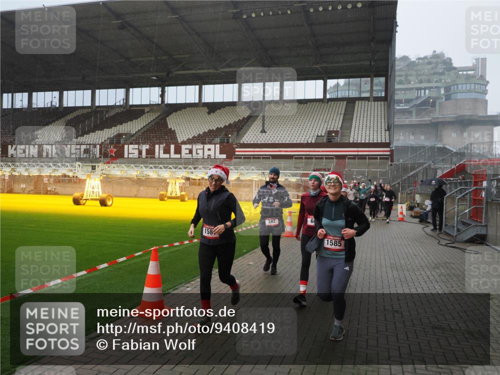 07.12.2025 - St. Pauli X-Mass-Run No. 15 Fabian Wolf http://msf.ph/oto/9408419 07.12.2025 11:07:17 Ziel 281, 342, 344, 476, 490, 591, 596, 603, 621, 622, 673, 688, 781, 1202, 1206, 1233, 1585, 1587, 1861, 1862, 2403 meine-sportfotos.de
