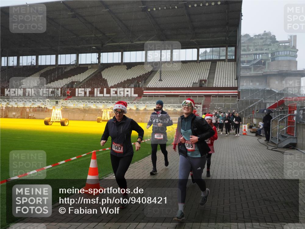 07.12.2025 - St. Pauli X-Mass-Run No. 15 Fabian Wolf http://msf.ph/oto/9408421 07.12.2025 11:07:17 Ziel 281, 342, 344, 476, 490, 591, 596, 603, 621, 622, 673, 688, 781, 1202, 1206, 1233, 1585, 1587, 1861, 1862, 2403 meine-sportfotos.de