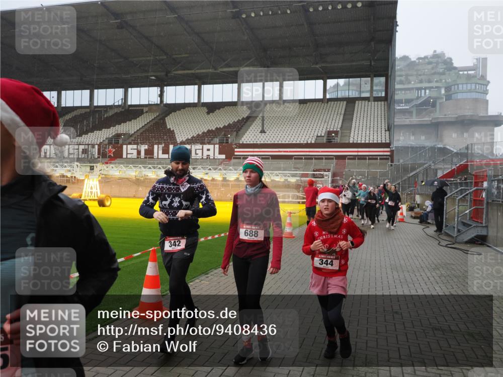 07.12.2025 - St. Pauli X-Mass-Run No. 15 Fabian Wolf http://msf.ph/oto/9408436 07.12.2025 11:07:18 Ziel 281, 342, 344, 476, 490, 591, 596, 603, 621, 622, 673, 688, 781, 1202, 1206, 1233, 1585, 1587, 1861, 1862, 2403, 5008 meine-sportfotos.de
