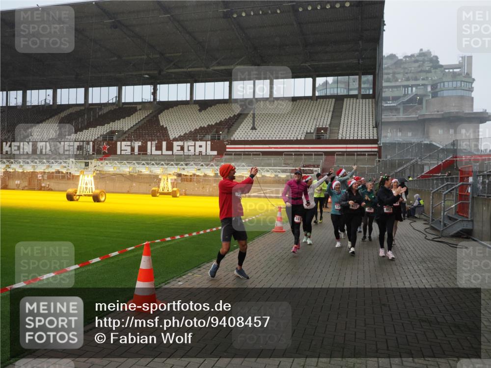 07.12.2025 - St. Pauli X-Mass-Run No. 15 Fabian Wolf http://msf.ph/oto/9408457 07.12.2025 11:07:22 Ziel 281, 342, 344, 476, 490, 591, 596, 603, 621, 622, 673, 688, 781, 1202, 1206, 1233, 1585, 1587, 2403, 5008 meine-sportfotos.de