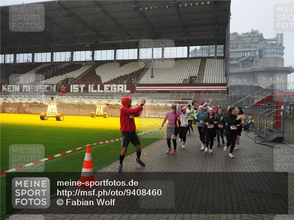 07.12.2025 - St. Pauli X-Mass-Run No. 15 Fabian Wolf http://msf.ph/oto/9408460 07.12.2025 11:07:22 Ziel 281, 342, 344, 476, 490, 591, 596, 603, 621, 622, 673, 688, 781, 1202, 1206, 1233, 1585, 1587, 2403, 5008 meine-sportfotos.de