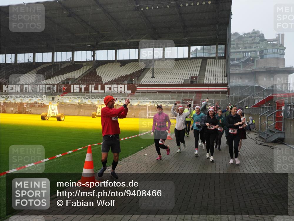 07.12.2025 - St. Pauli X-Mass-Run No. 15 Fabian Wolf http://msf.ph/oto/9408466 07.12.2025 11:07:22 Ziel 281, 342, 344, 476, 490, 591, 596, 603, 621, 622, 673, 688, 781, 1202, 1206, 1233, 1585, 1587, 2403, 5008 meine-sportfotos.de