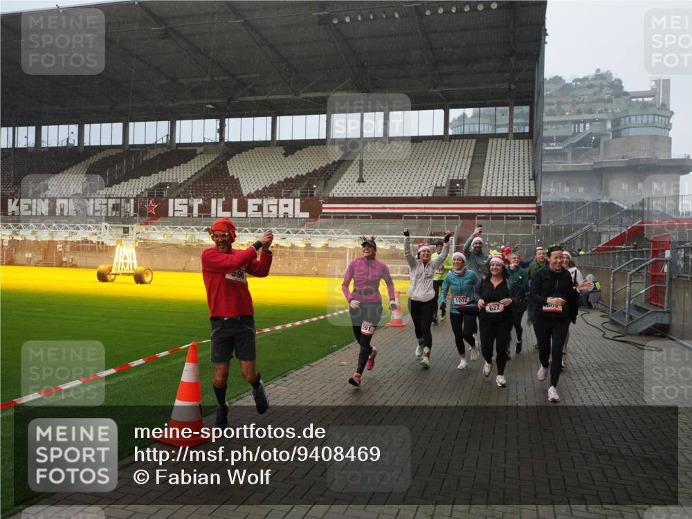07.12.2025 - St. Pauli X-Mass-Run No. 15 Fabian Wolf http://msf.ph/oto/9408469 07.12.2025 11:07:22 Ziel 281, 342, 344, 476, 490, 591, 596, 603, 621, 622, 673, 688, 781, 1202, 1206, 1233, 1585, 1587, 2403, 5008 meine-sportfotos.de