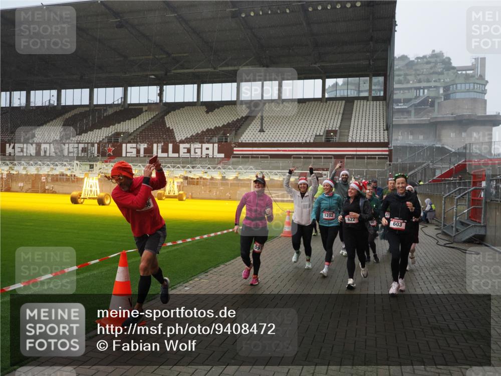 07.12.2025 - St. Pauli X-Mass-Run No. 15 Fabian Wolf http://msf.ph/oto/9408472 07.12.2025 11:07:23 Ziel 281, 342, 344, 476, 490, 591, 596, 603, 621, 622, 673, 688, 781, 1202, 1206, 1233, 1585, 1587, 2403, 5008 meine-sportfotos.de