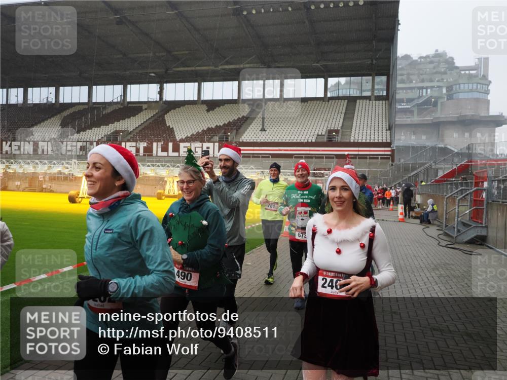 07.12.2025 - St. Pauli X-Mass-Run No. 15 Fabian Wolf http://msf.ph/oto/9408511 07.12.2025 11:07:25 Ziel 281, 342, 344, 476, 490, 591, 596, 603, 621, 622, 673, 688, 781, 1202, 1206, 1233, 1585, 1587, 2403, 5008 meine-sportfotos.de