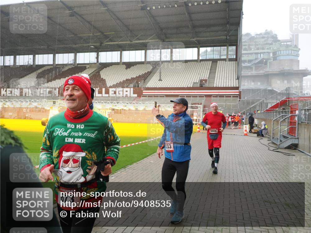 07.12.2025 - St. Pauli X-Mass-Run No. 15 Fabian Wolf http://msf.ph/oto/9408535 07.12.2025 11:07:27 Ziel 342, 344, 476, 490, 591, 596, 603, 621, 622, 673, 781, 1202, 1206, 1233, 1585, 1587, 2403, 5008 meine-sportfotos.de