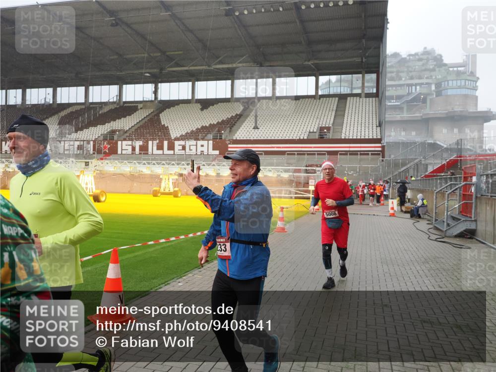 07.12.2025 - St. Pauli X-Mass-Run No. 15 Fabian Wolf http://msf.ph/oto/9408541 07.12.2025 11:07:27 Ziel 342, 344, 476, 490, 591, 596, 603, 621, 622, 673, 781, 1202, 1206, 1233, 1585, 1587, 2403, 5008 meine-sportfotos.de