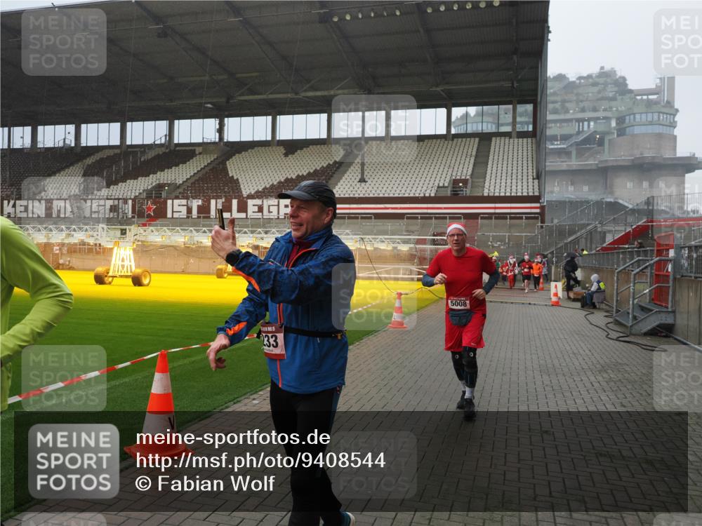 07.12.2025 - St. Pauli X-Mass-Run No. 15 Fabian Wolf http://msf.ph/oto/9408544 07.12.2025 11:07:27 Ziel 342, 344, 476, 490, 591, 596, 603, 621, 622, 673, 781, 1202, 1206, 1233, 1585, 1587, 2403, 5008 meine-sportfotos.de