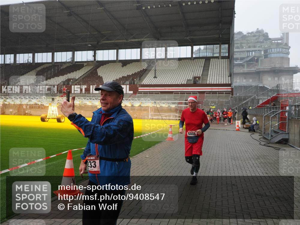 07.12.2025 - St. Pauli X-Mass-Run No. 15 Fabian Wolf http://msf.ph/oto/9408547 07.12.2025 11:07:28 Ziel 315, 342, 344, 476, 490, 591, 603, 621, 622, 673, 781, 1202, 1206, 1233, 1585, 1587, 2403, 5008 meine-sportfotos.de