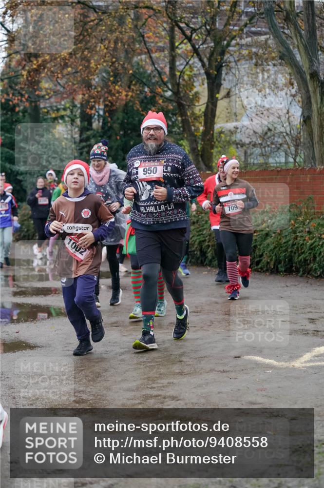 07.12.2025 - St. Pauli X-Mass-Run No. 15 Michael Burmester http://msf.ph/oto/9408558 07.12.2025 09:44:02 Laufen 950, 105, 1002, 709 meine-sportfotos.de