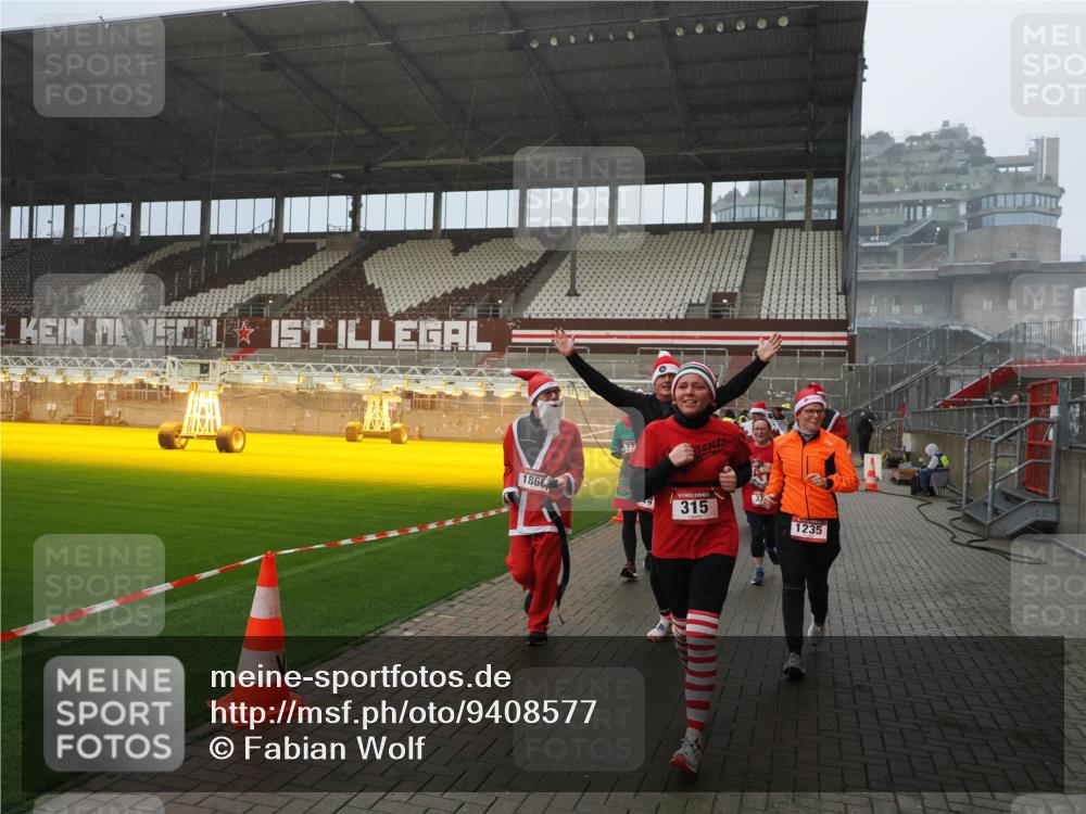 07.12.2025 - St. Pauli X-Mass-Run No. 15 Fabian Wolf http://msf.ph/oto/9408577 07.12.2025 11:07:38 Ziel 77, 315, 332, 377, 389, 397, 623, 1235, 1509, 1824, 1866, 1910, 2693, 5008 meine-sportfotos.de