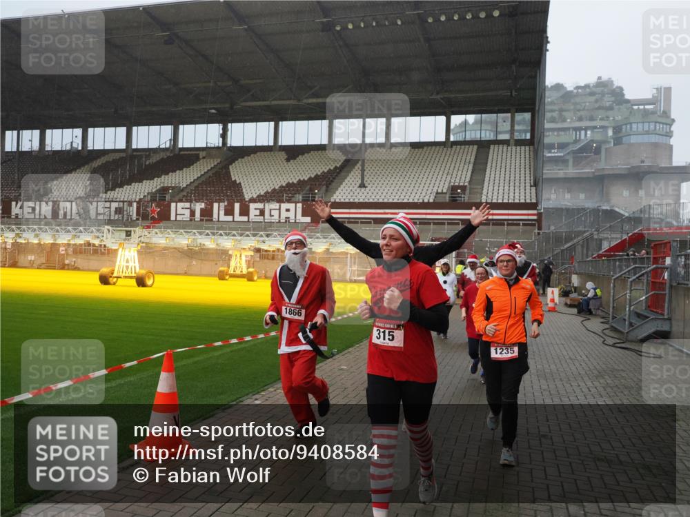 07.12.2025 - St. Pauli X-Mass-Run No. 15 Fabian Wolf http://msf.ph/oto/9408584 07.12.2025 11:07:38 Ziel 77, 315, 332, 377, 389, 397, 623, 1235, 1509, 1824, 1866, 1910, 2693, 5008 meine-sportfotos.de
