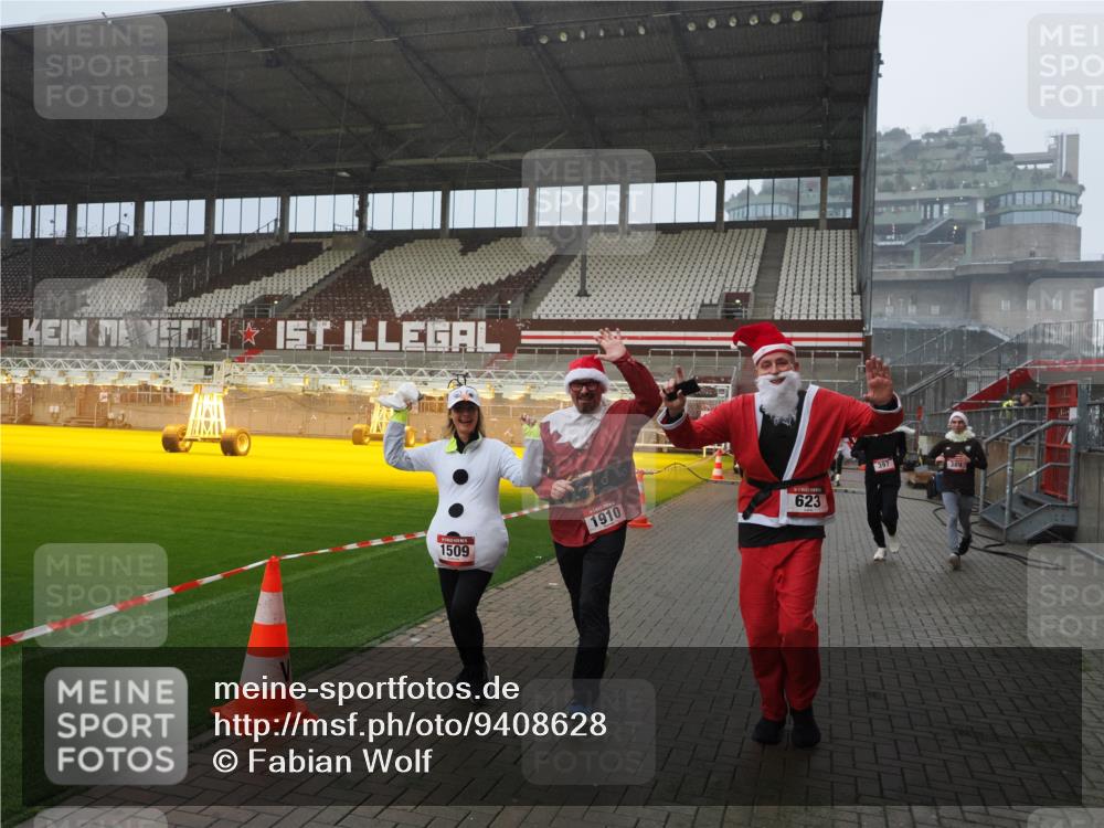 07.12.2025 - St. Pauli X-Mass-Run No. 15 Fabian Wolf http://msf.ph/oto/9408628 07.12.2025 11:07:41 Ziel 77, 273, 315, 332, 377, 389, 397, 623, 1235, 1509, 1812, 1824, 1866, 1910, 2693 meine-sportfotos.de