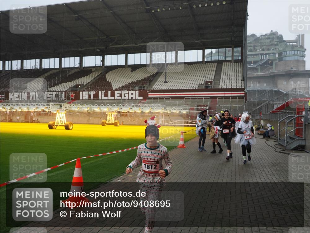 07.12.2025 - St. Pauli X-Mass-Run No. 15 Fabian Wolf http://msf.ph/oto/9408695 07.12.2025 11:07:47 Ziel 77, 271, 273, 286, 293, 315, 332, 377, 389, 397, 623, 1235, 1378, 1381, 1382, 1383, 1439, 1441, 1460, 1509, 1812, 1824, 1866, 1910, 2693 meine-sportfotos.de